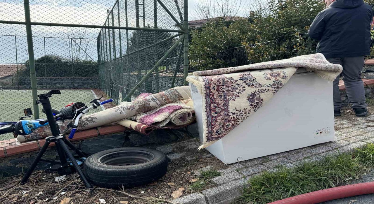 Sarıyerde 3 katlı müstakil binanın deposunda yangın