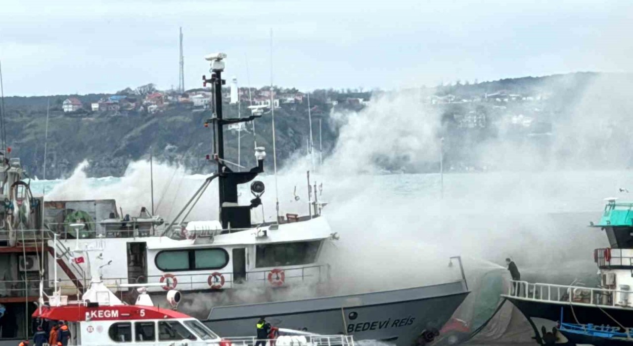 Sarıyerde balıkçı teknesinde yangın: 2 kişi dumandan etkilendi