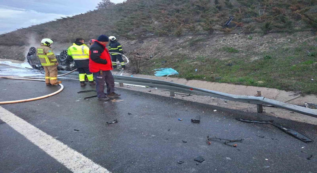 Savaştepede otobanda bariyerler çarpan araç yandı: 2 yaralı