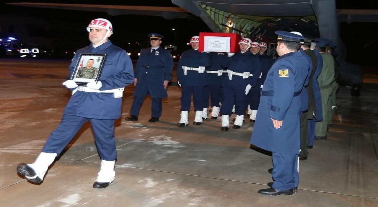 Şehit Mustafa Uslunun cenazesi havalimanında karşılandı