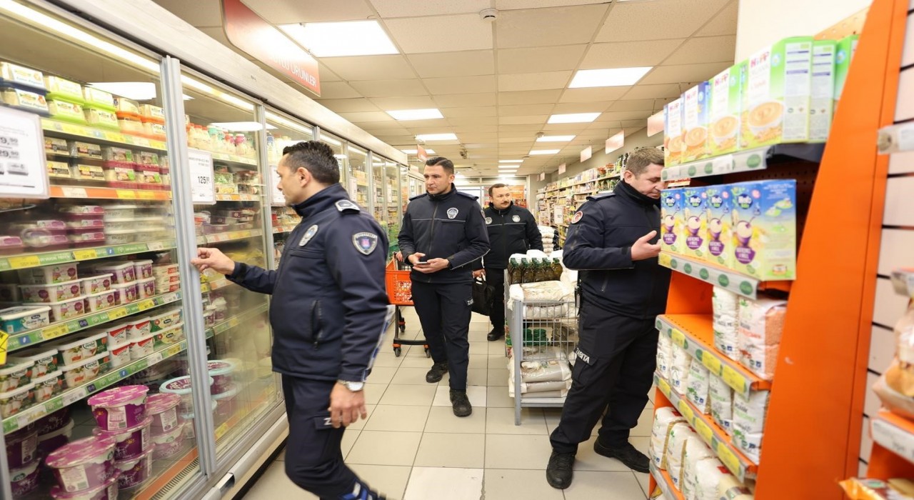 Şehzadeler Belediyesi zabıtası marketleri mercek altına aldı
