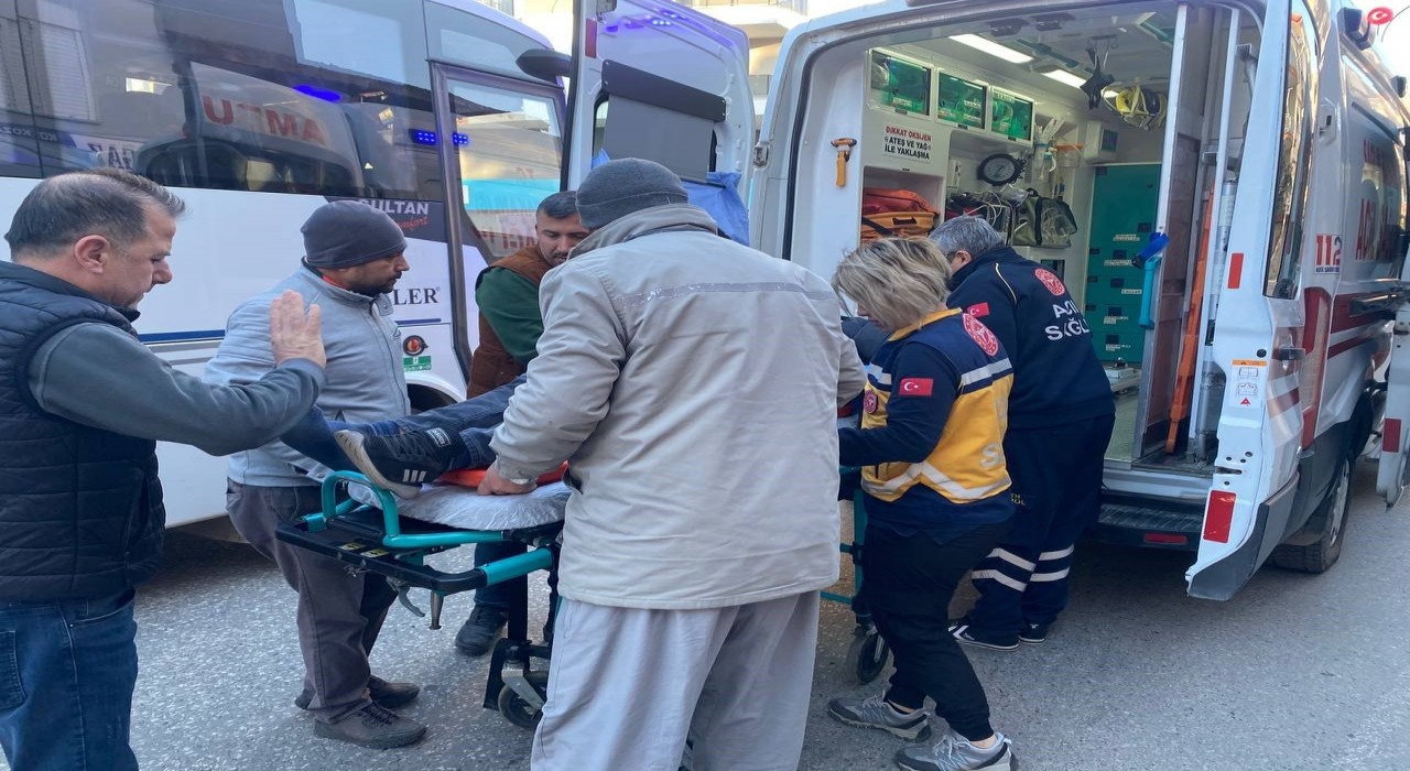 Serikte otomobille çarpışan motosikletli yaralandı