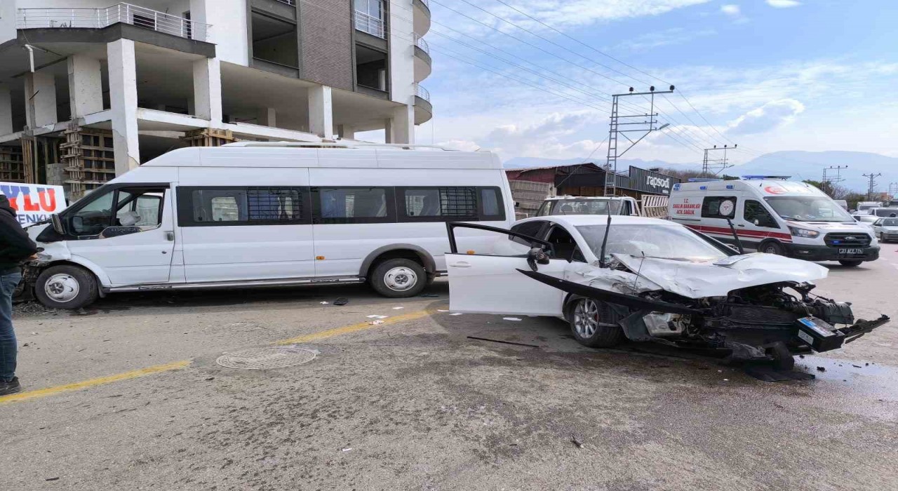 Servisle, 2 otomobilin çarpıştığı kazada 5 kişi yaralandı