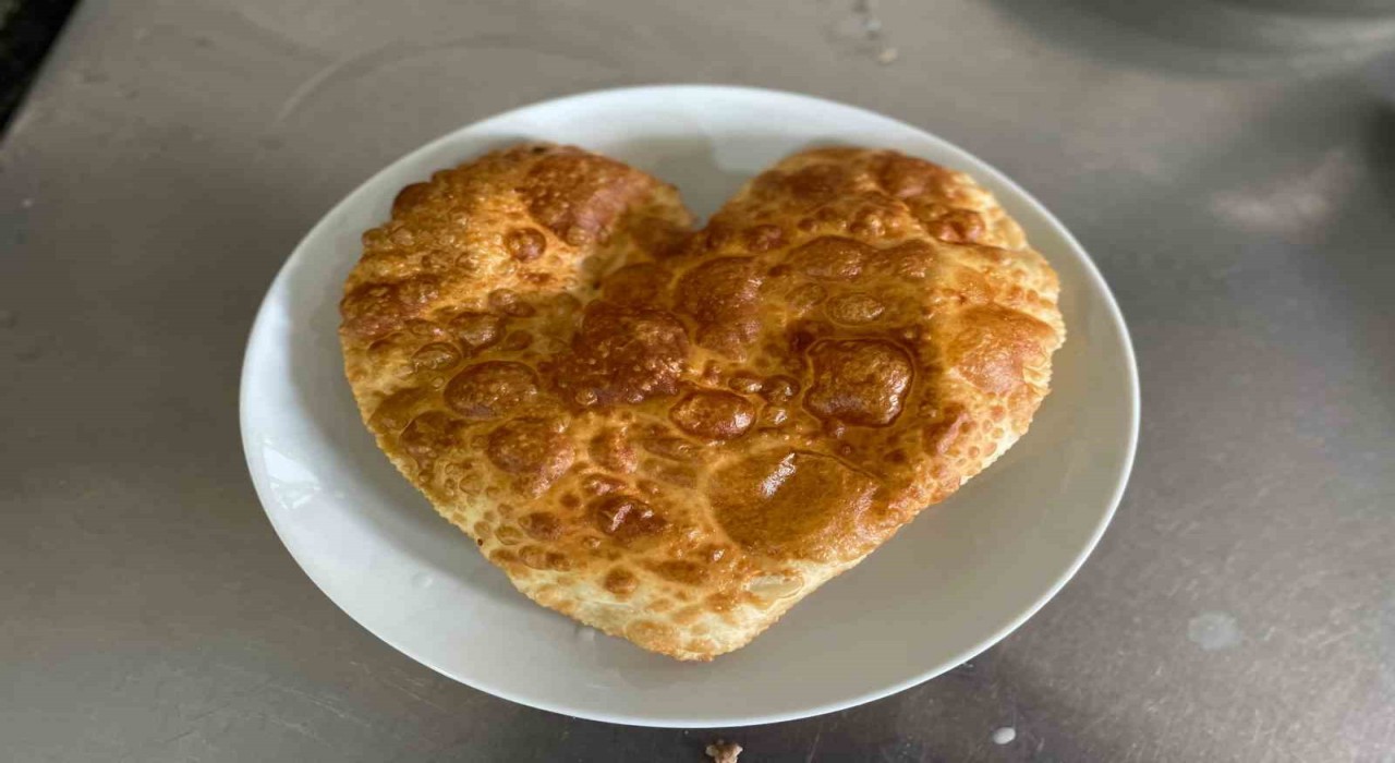 Sevgililer Gününe özel kalpli çibörek