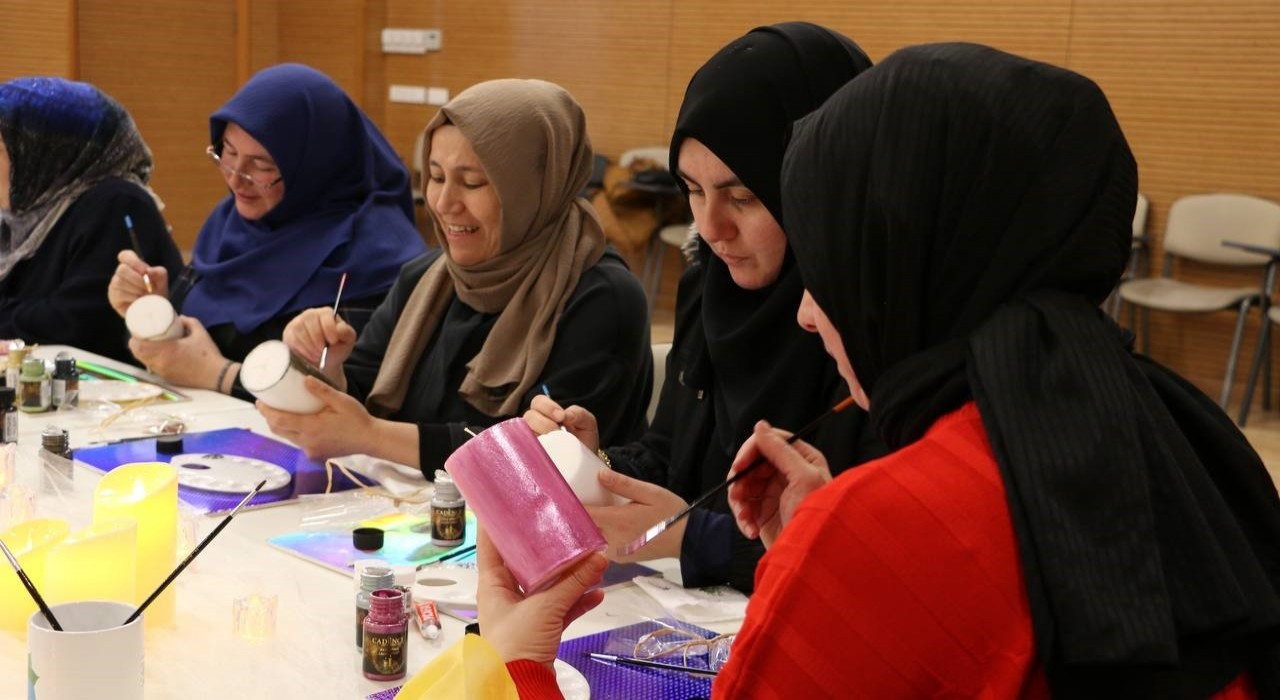 SGMde yetişkinlere terapi gibi sanat atölyesi