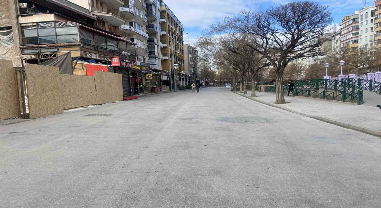 Sıcaklık eksi derecelere düşünce Eskişehirin işlek caddesi sessizleşti