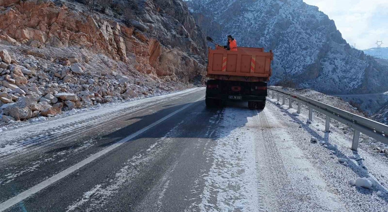 Siirtte buzlanmaya karşı tuzlama çalışmaları devam ediyor