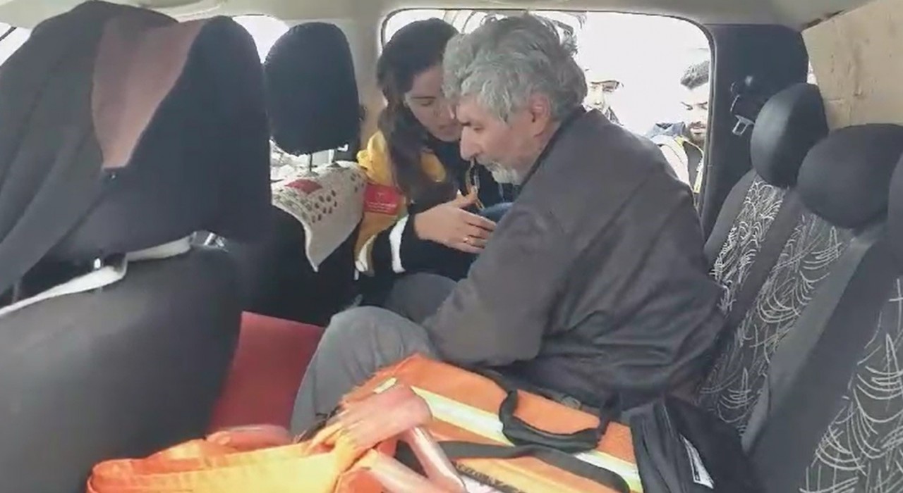 Siirtte karda mahsur kalan hasta kurtarıldı