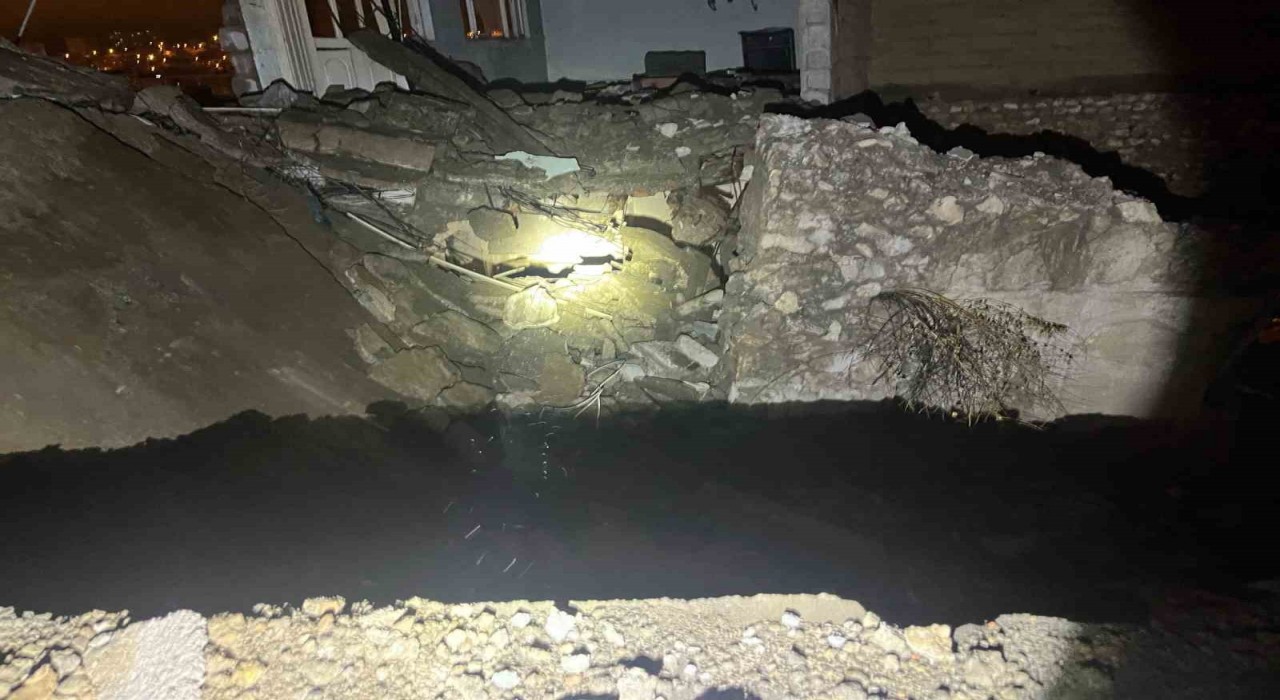 Siirtte metruk bina çöktü
