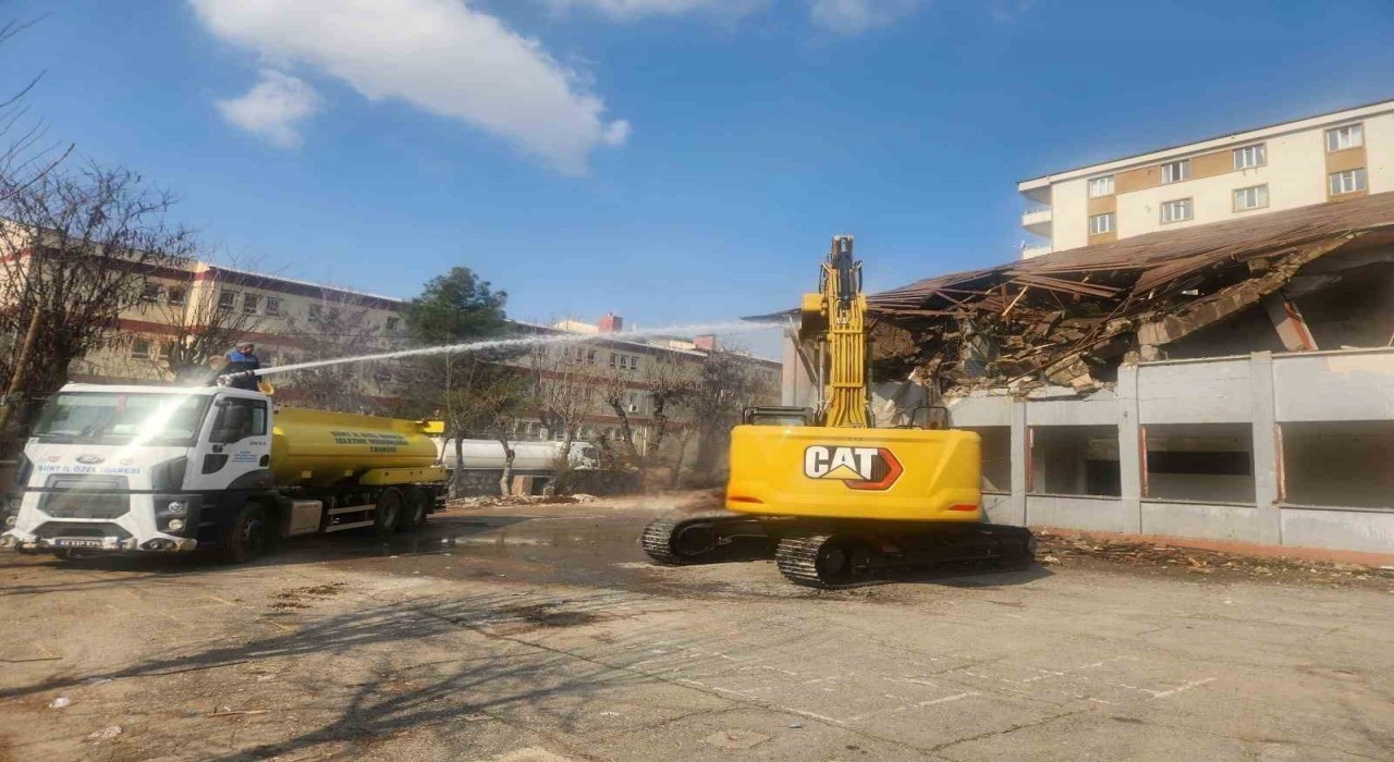 Siirtte metruk binaların yıkımı devam ediyor