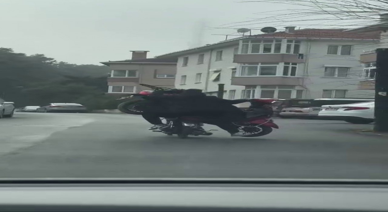 Şilede tehlikeli yolculuk: Motosikletle motosiklet taşıdılar