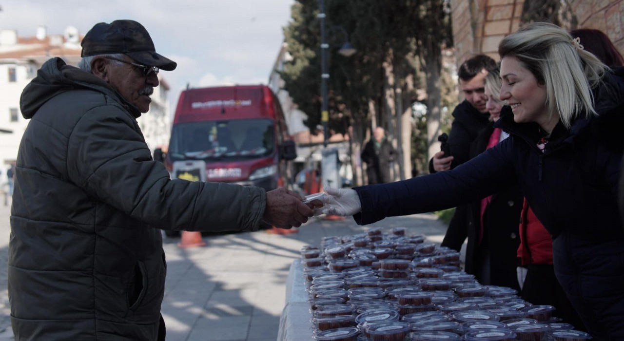 Silivri Belediyesi Berat Kandilinde lokma ikramında bulundu