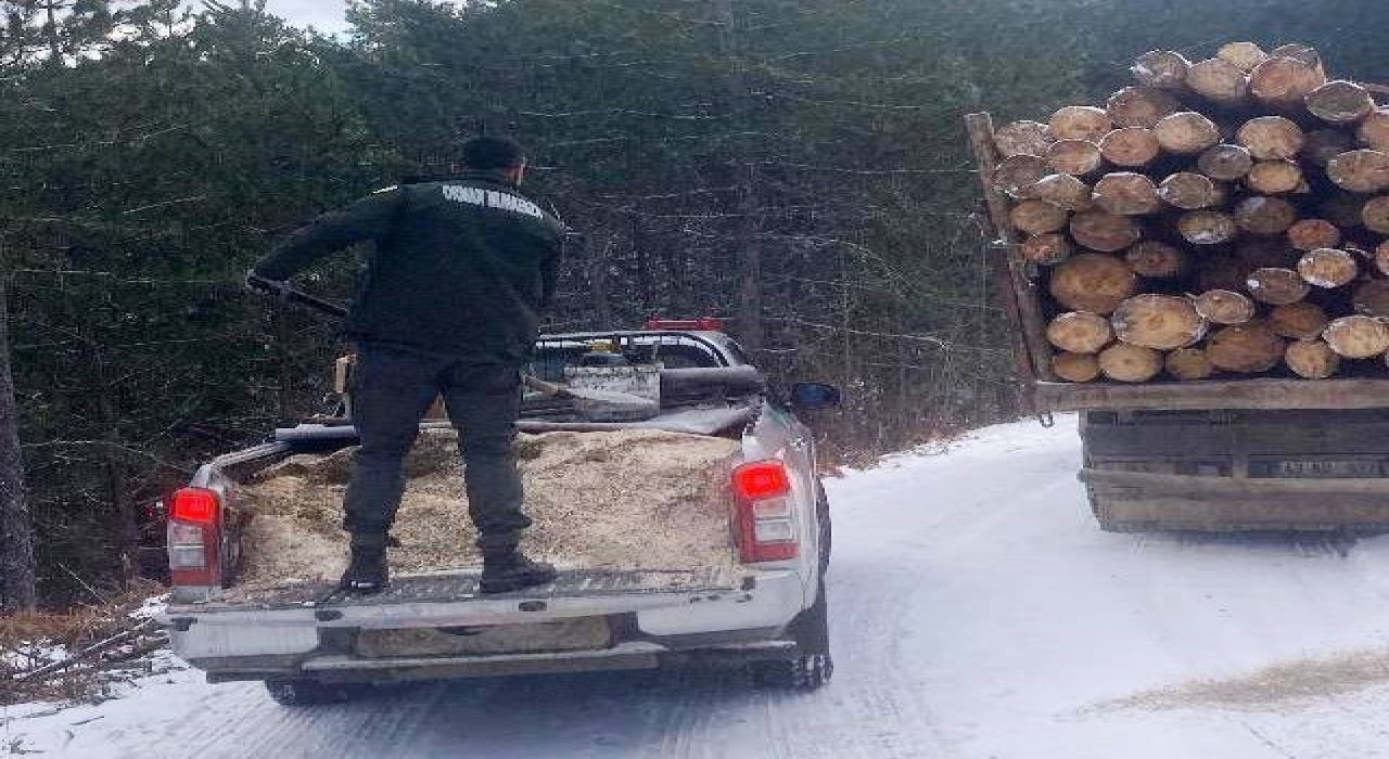 Simavda orman yolunda kalan kamyonların imdadına orman işletme müdürlüğü ekipleri yetişti