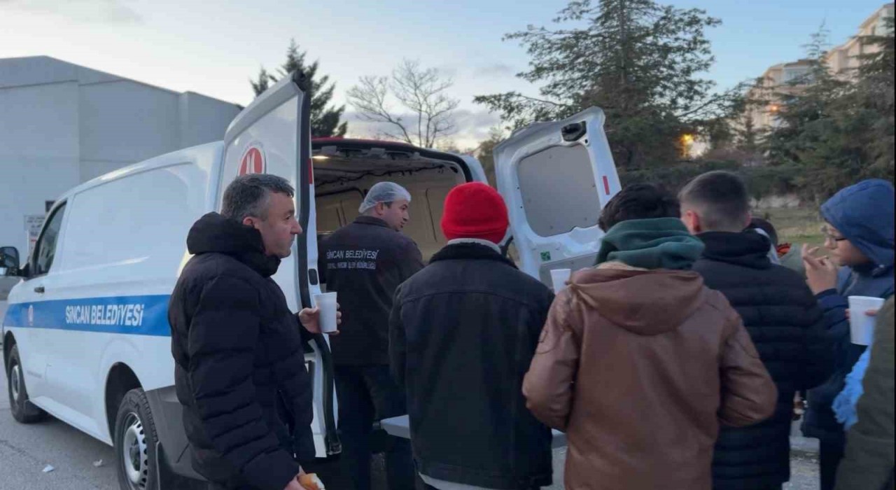 Sincanlılar güne sıcak çorba ikramı ile başlıyor