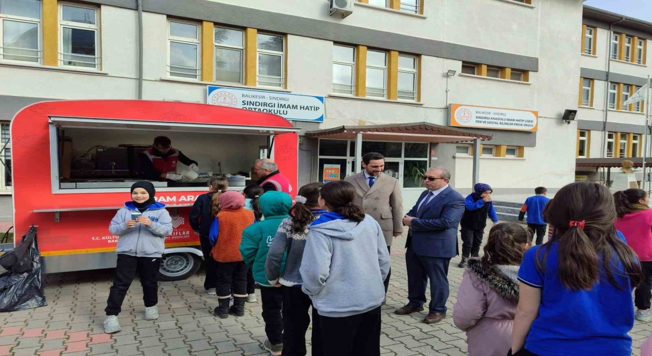 Sındırgıda öğrencilere salep ikramı