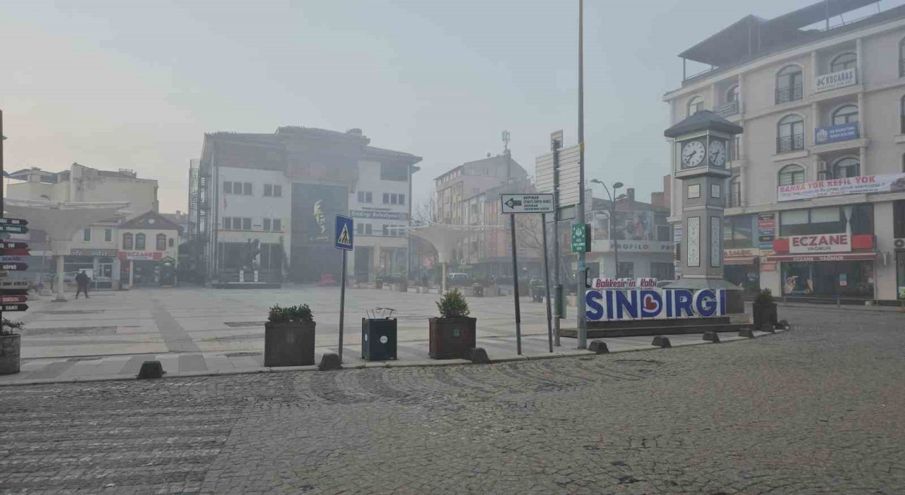 Sındırgıda yoğun sis etkili oluyor