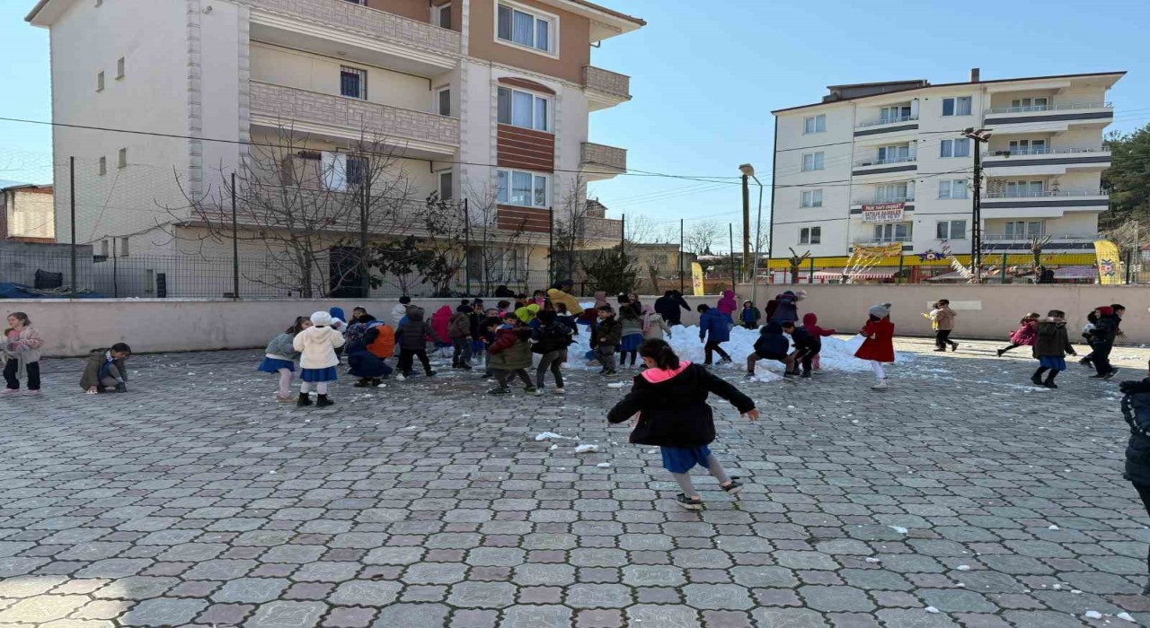 Sinopta kar çocukların ayağına getirildi