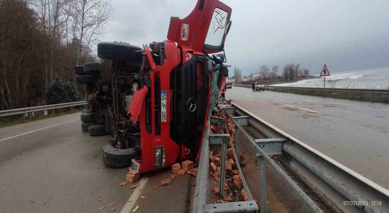 Sinopta tuğla yüklü kamyon devrildi: 1 yaralı