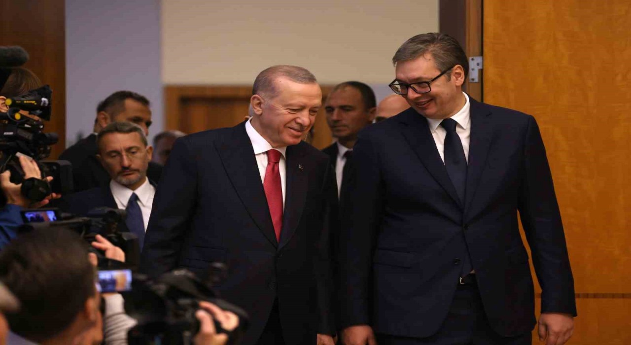 Sırbistan Cumhurbaşkanı Vucic, berberini Cumhurbaşkanı Erdoğanın korumasına benzetti