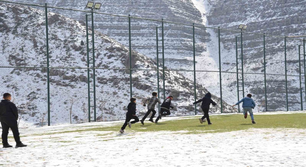 Şırnakta çocuklar futbol aşkına karlı yolları aşıp halı sahada top oynuyor