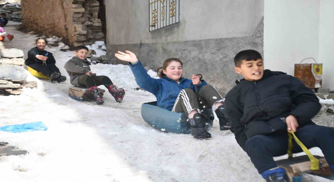 Şırnakta çocuklar ikiye böldükleri bidonlar ve kızaklarla kaymanın keyfini çıkardı
