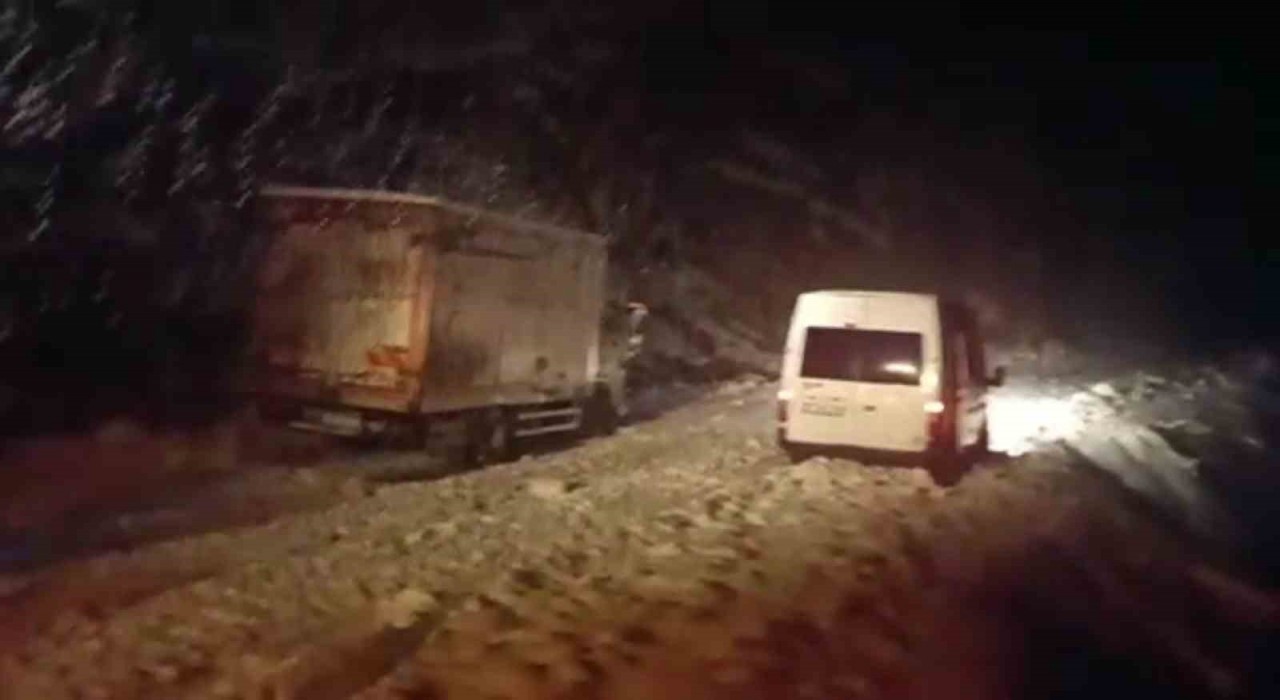 Şırnakta ekiplerin kar nöbeti devam ediyor