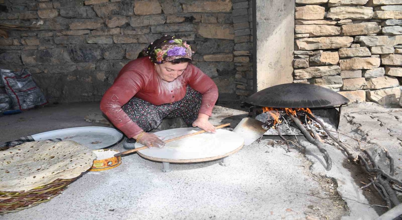Şırnakta kadınlar hava durumuna göre ekmek pişiriyor