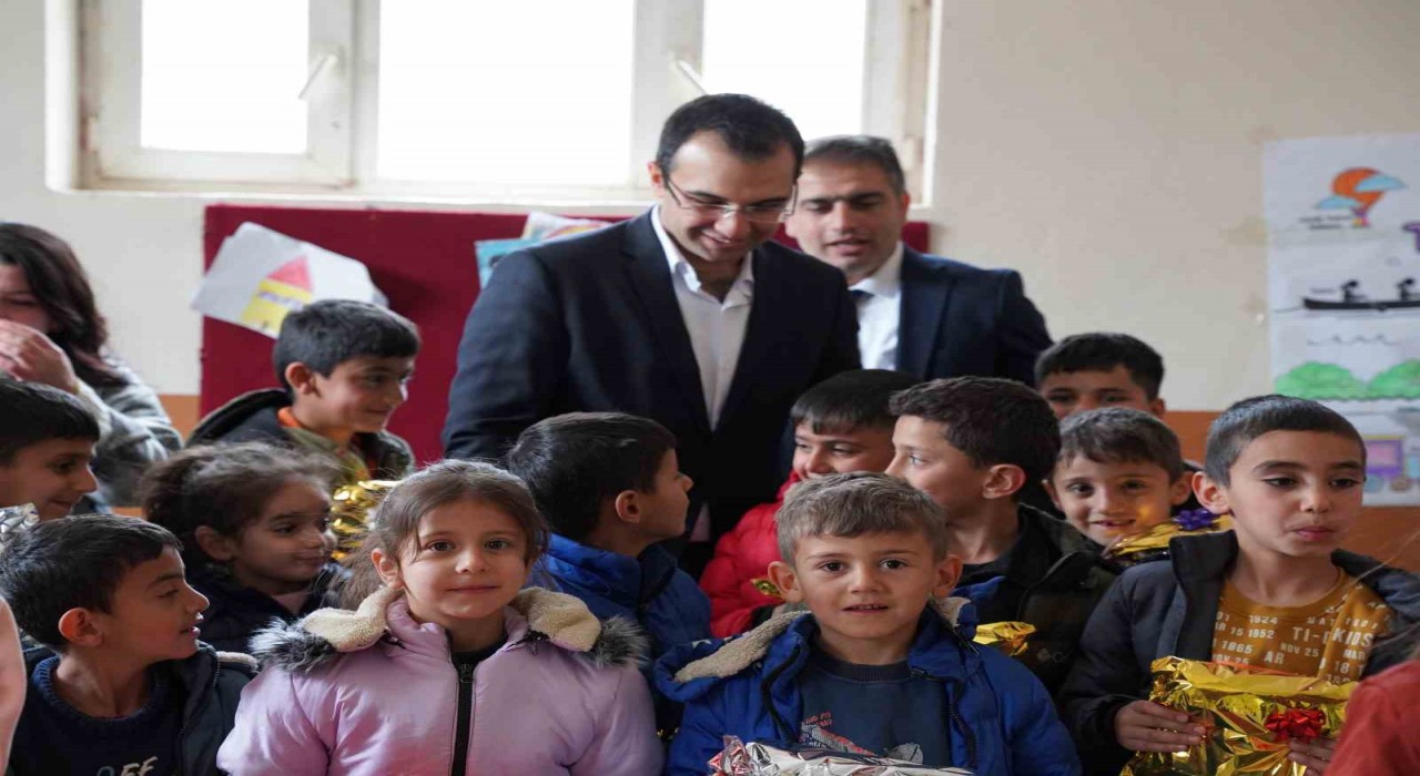 Şırnakta kadınların ördüğü bere, atkı ve eldiveneler öğrencilere dağıtıldı