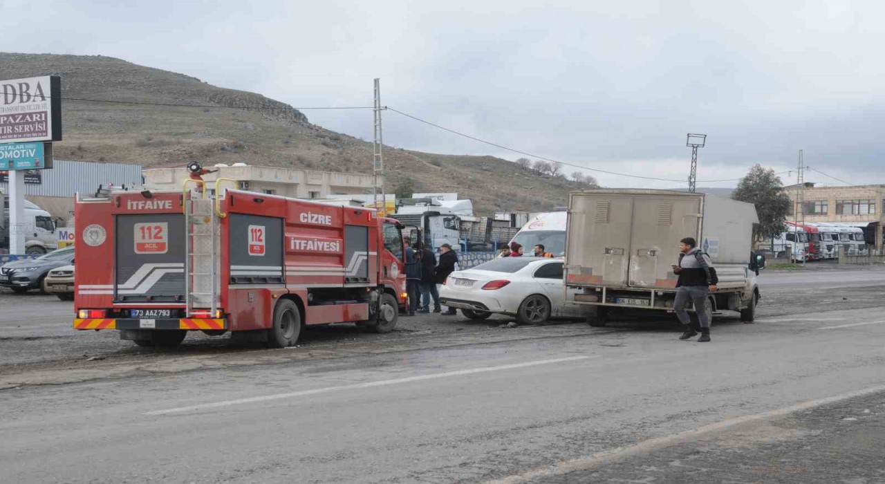 Şırnakta kamyonet ile otomobil çarpıştı: 5 yaralı