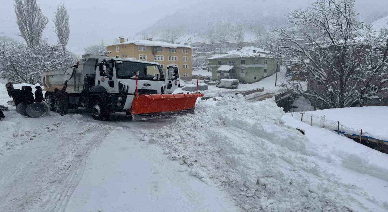 Şırnakta kardan kapanan köy yolları ulaşıma açılıyor