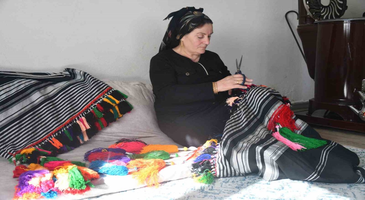 Şırnakta kış ayında örülen düğün aksesuarı puşiler tam altına fiyatına satılıyor