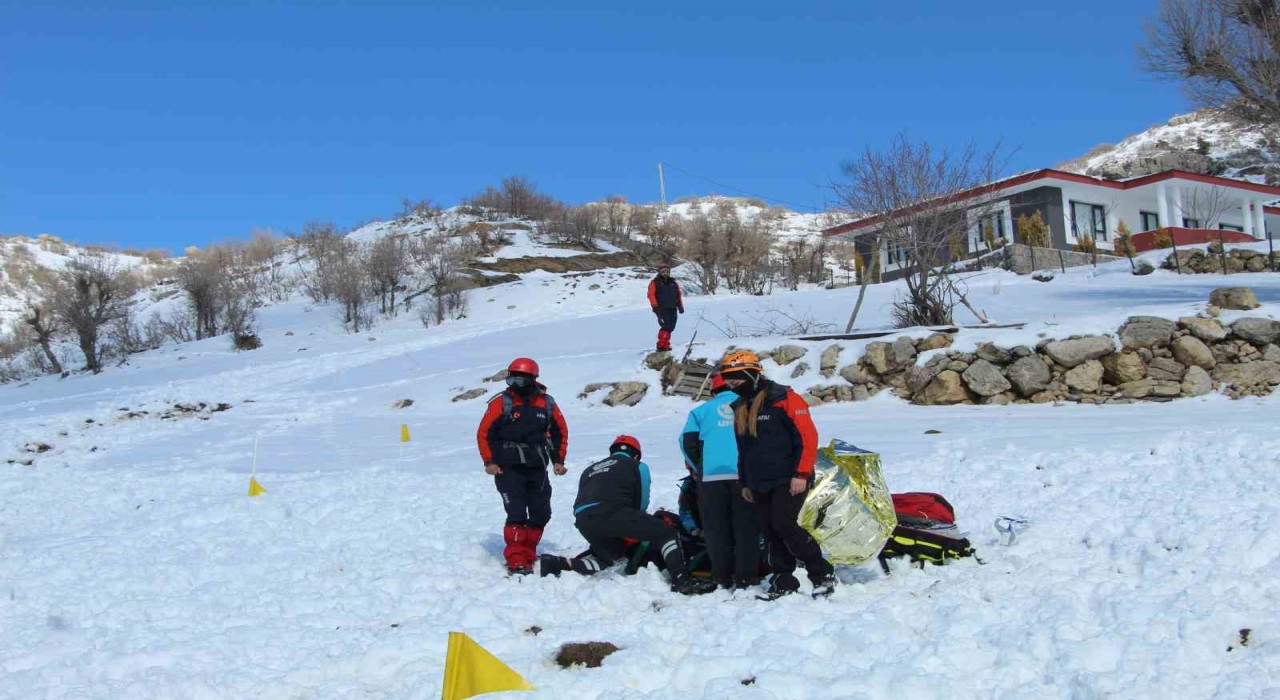 Şırnakta nefes kesen çığ tatbikatı