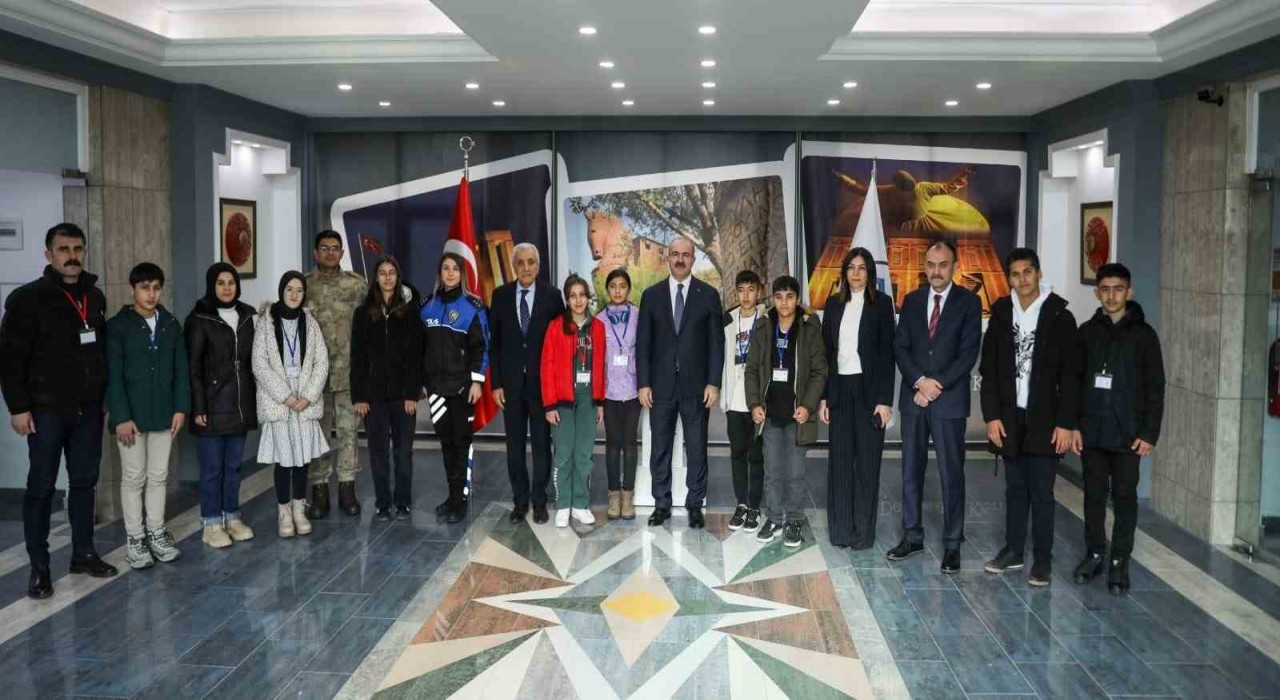 Şırnaktan Çanakkaleye geziye gelen öğrenciler Vali Ömer Toramanı ziyaret etti