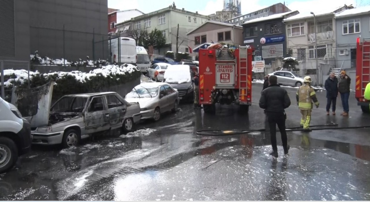 Şişlide alev alev yanan otomobile yangın söndürme tüpüyle müdahale kamerada