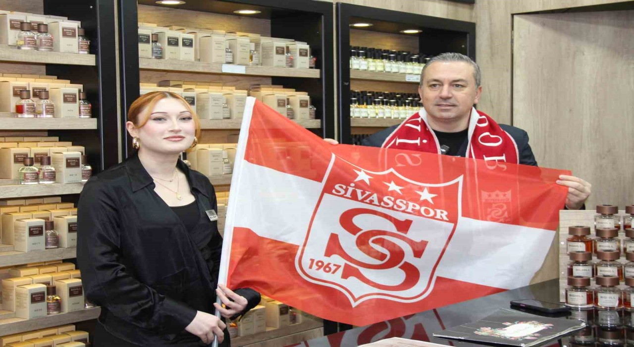 Sivasta esnaflara Sivasspor bayrağı dağıtıldı