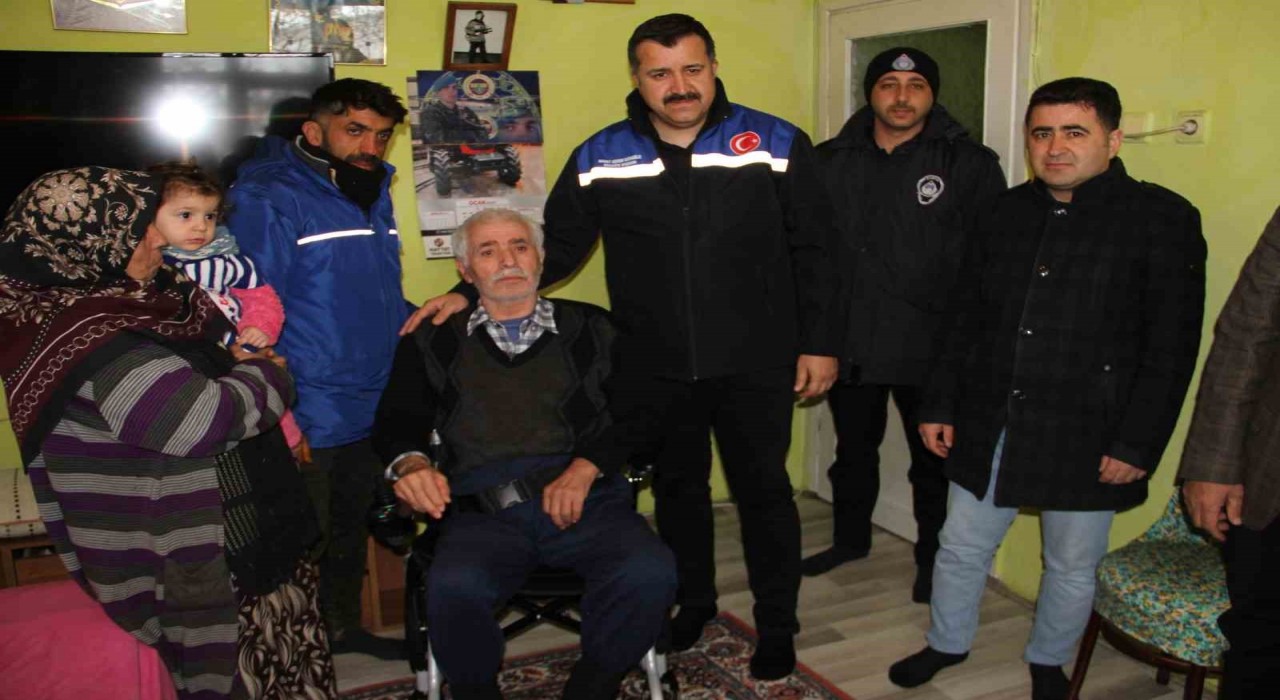 Sivasta felçli vatandaşa akülü araba, engelli çocuğa ise puset hediye edildi