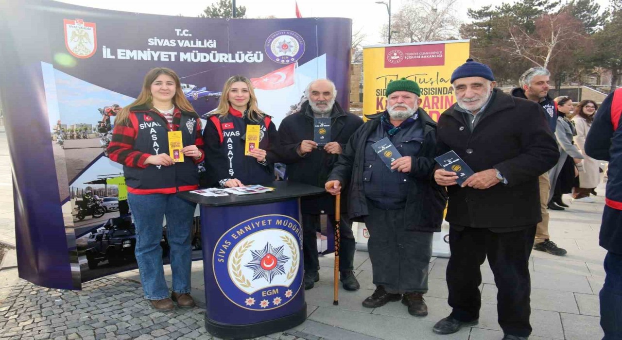 Sivasta Kadına El Kalkamaz ve KADES broşürleri dağıtıldı