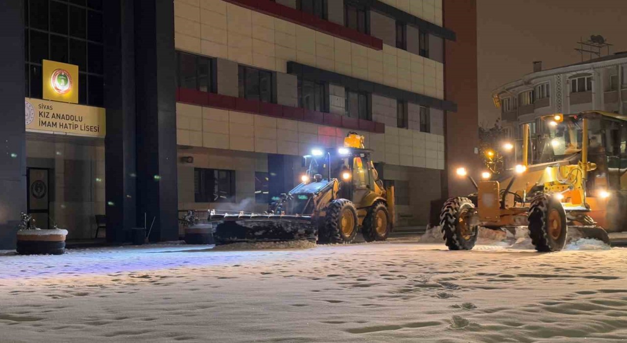 Sivasta kar temizleme çalışmaları aralıksız devam ediyor