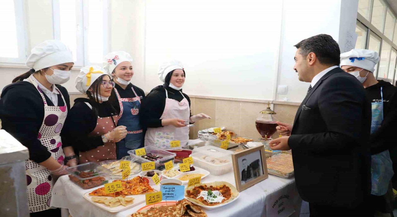 Sivasta lise öğrencileri hayır panayırı açtı
