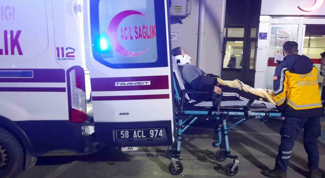 Sivasta minibüs hafif ticari araçla çarpıştı: 7 yaralı