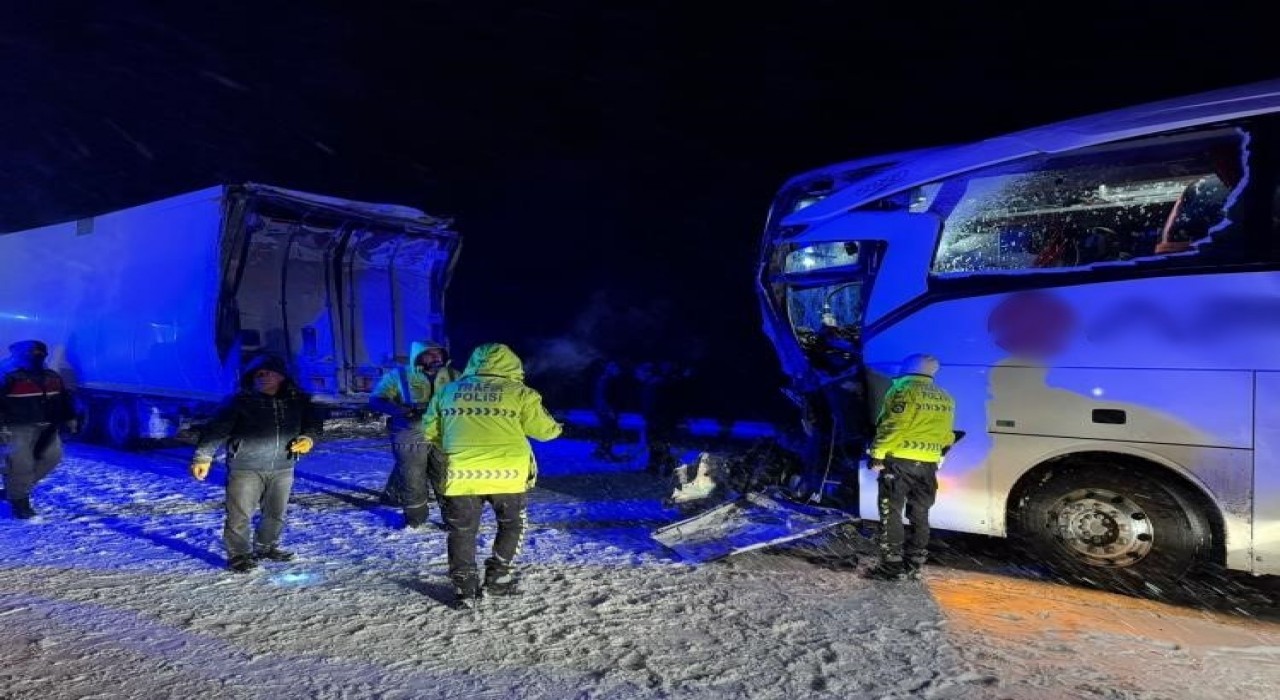 Sivasta otobüs kazası: 1i ağır 13 yaralı