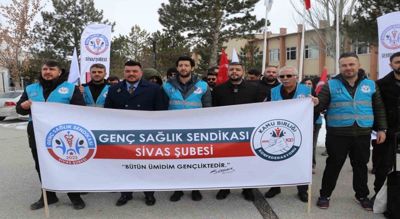 Sivasta sağlık çalışanları üniversite hastanesindeki sorunlara dikkat çekmek için toplandı