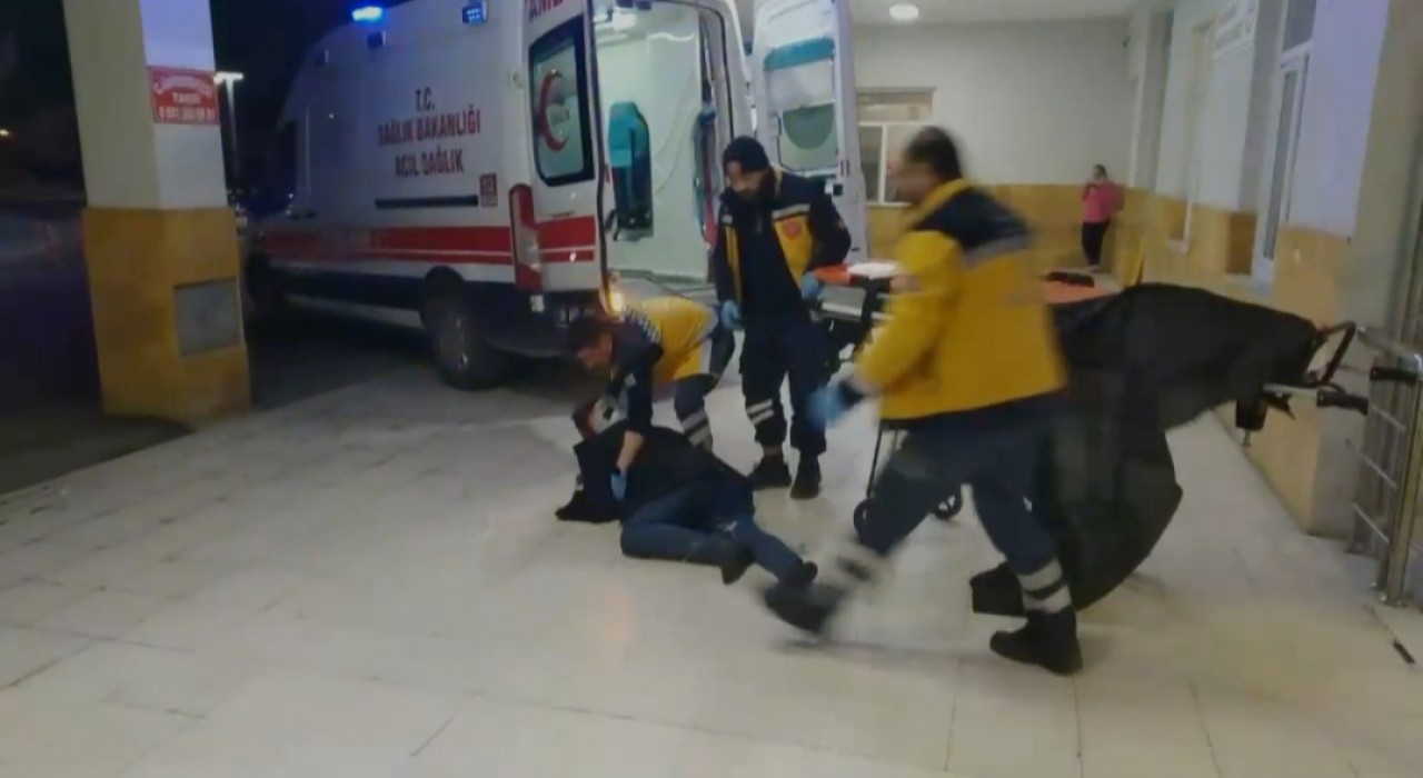 Sivasta, sağlık ekipleri yaralıyı sedyeden düşürdü