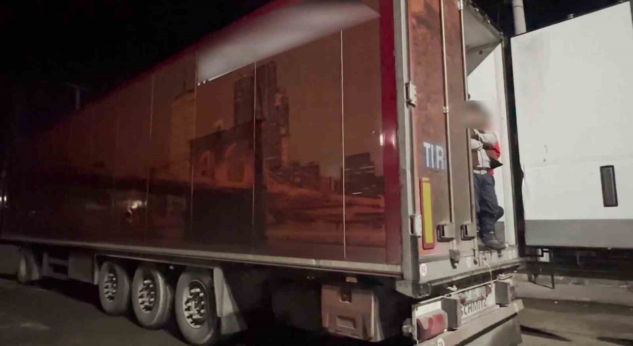 Sivasta tır dorsesinde 29 kaçak göçmen yakalandı, sürücü tutuklandı