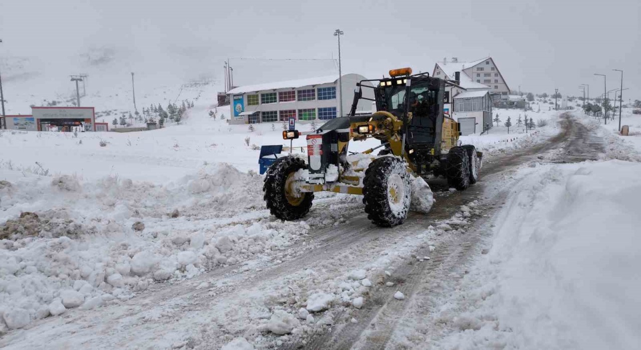 Sivasta yoğun kar nedeniyle 215 yerleşim yerine ulaşım sağlanamıyor