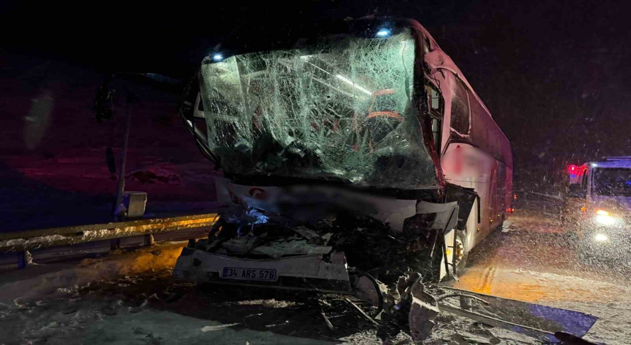 Sivasta yolcu otobüsü park halindeki tıra çarptı, 1i ağır 13 kişi yaralandı
