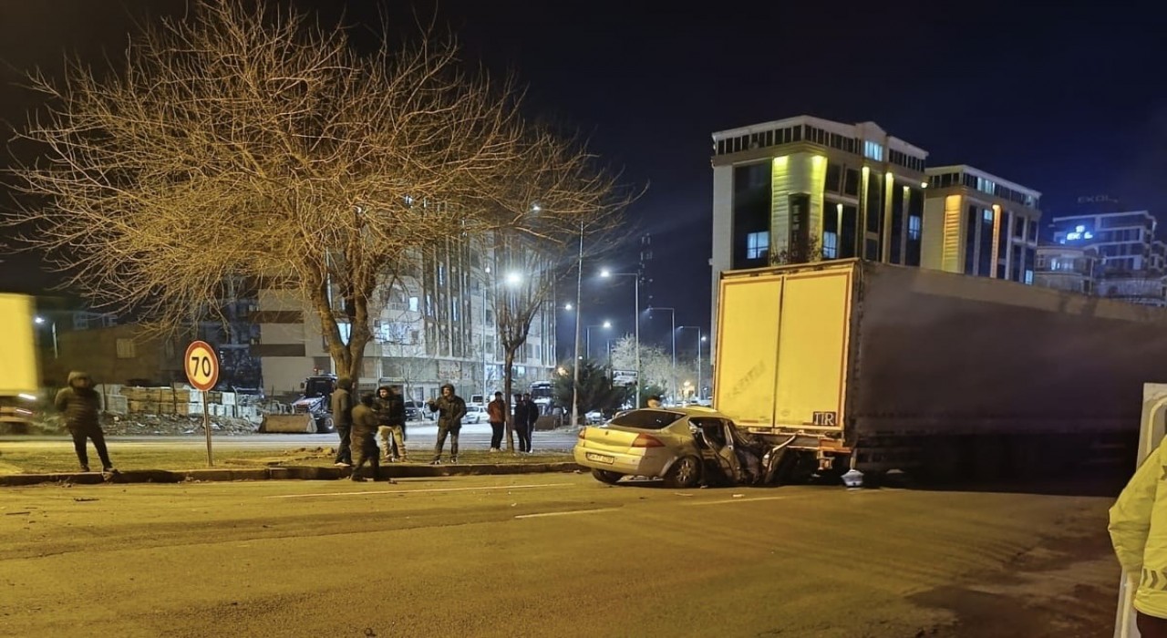 Siverekte otomobil tıra ok gibi saplandı: 3 yaralı