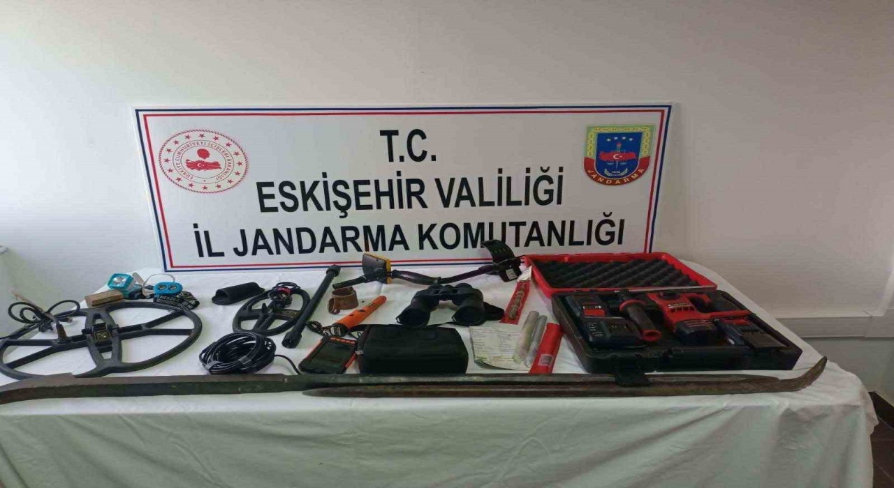 Sivrihisarda 4 şüpheli kaçak kazı yaparken suçüstü yakalandı