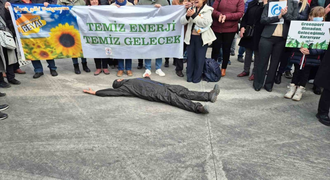 Siyah tulum giyip yere yattı: Tekirdağda liman protestosu
