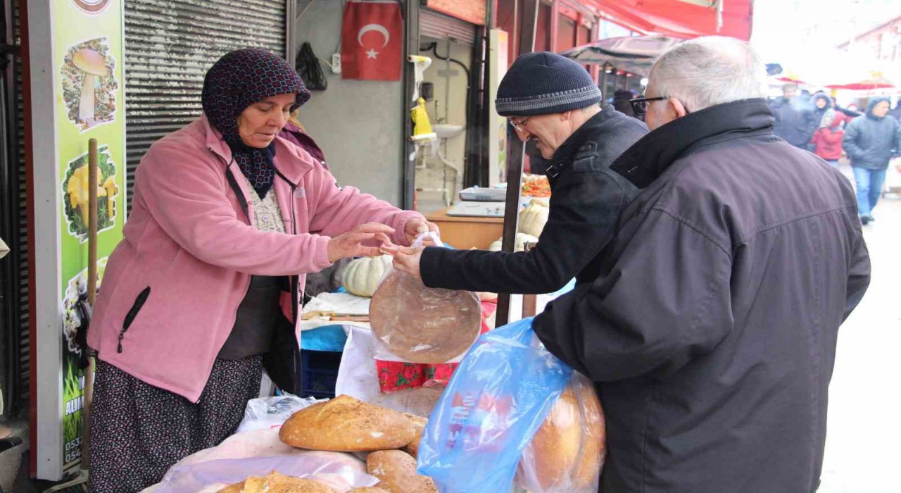 Soğuk havaya ve yaşına rağmen Ekmek parası kazanıyor